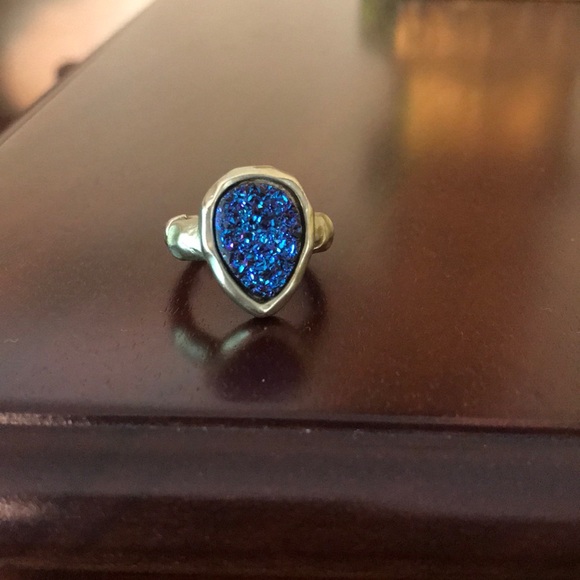 Teardrop shaped ring with stretchy band - Picture 1 of 4